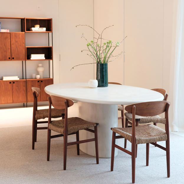 Mortex eettafel van Furnified waar geen vlekken op zitten in een woonkamer.ALT