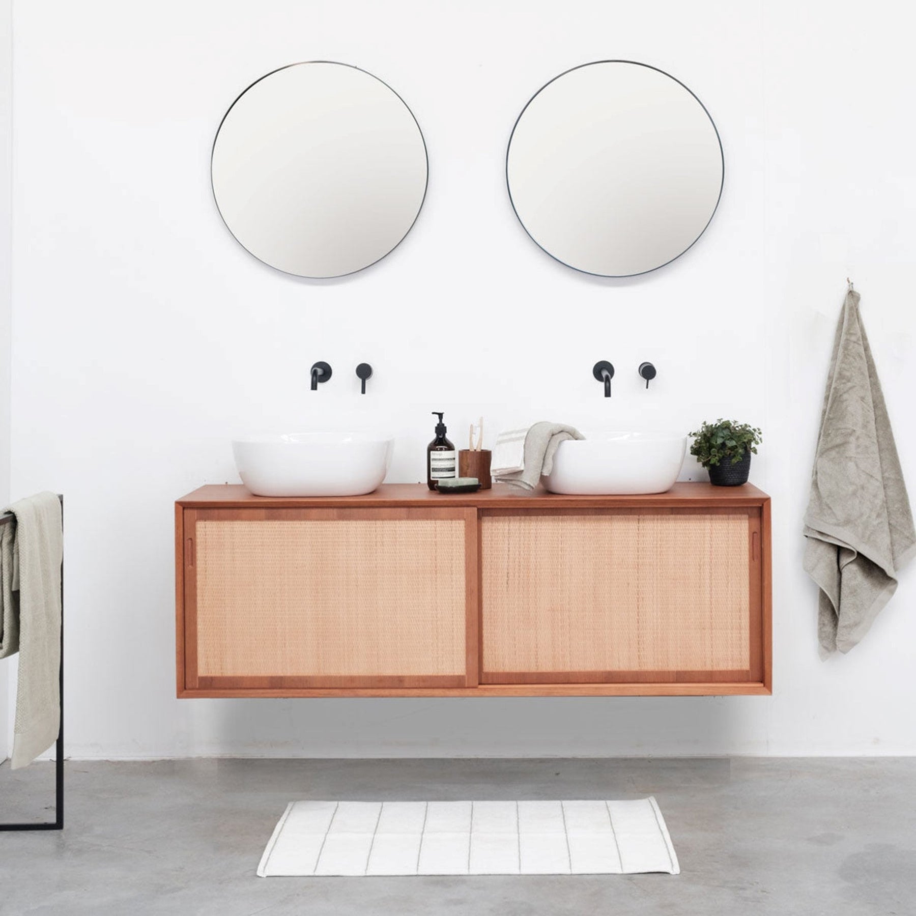 Rotan badkamermeubel van Furnified in een badkamer.ALT