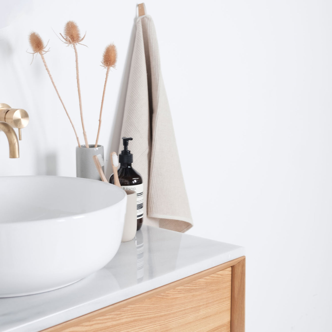 Marmeren wastafelblad met eik houten badkamerkast van Furnified.ALT