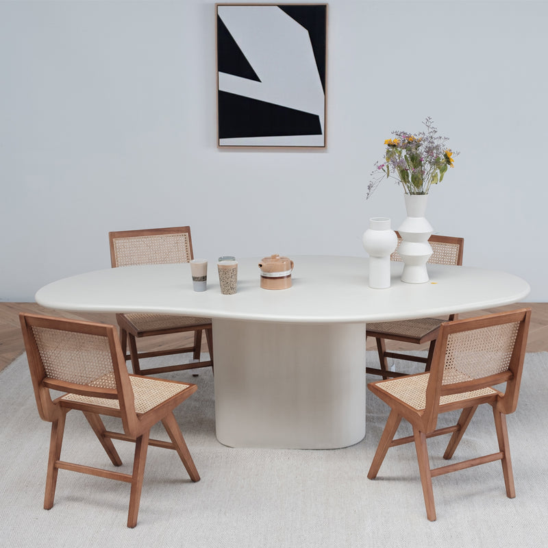 betonlook eettafel Cian in een woonkamer 