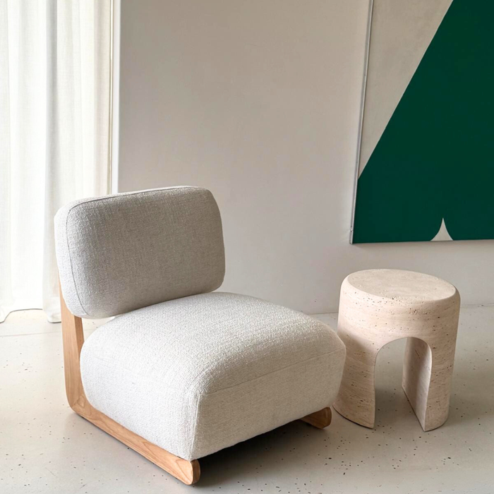 Fauteuil Alix avec cadre en bois clair - H69 - Disponible en vert mousse, bouclé ivoire et tissage grès