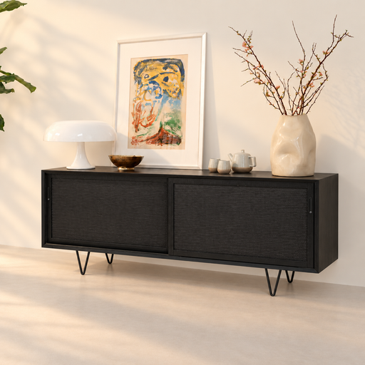 Zwart rotan dressoir Oskar met riet 150 cm – warme belichting en zachte raamschaduw