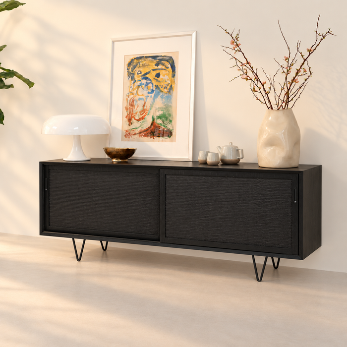 Zwart rotan dressoir Oskar met riet 150 cm – warme belichting en zachte raamschaduw