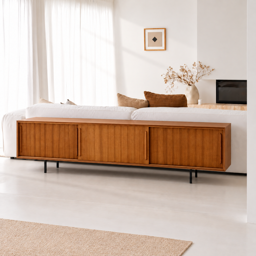 Vintage dressoir Oskar teak 220 cm – warme belichting en zachte raamschaduw