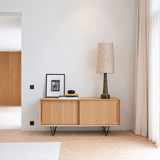 Scandinavisch dressoir Oskar eik 150 cm – warme belichting en zachte raamschaduw