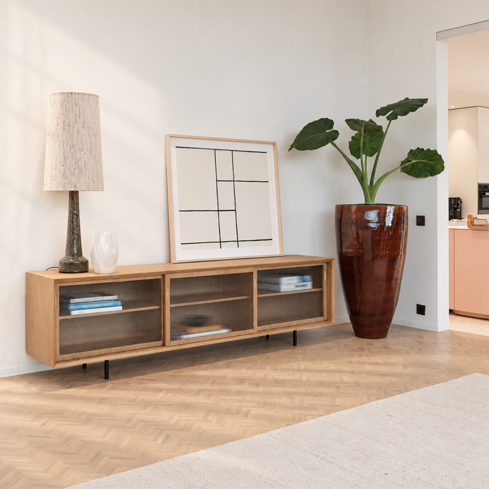 Dressoir Sanchez eik glazen deuren 220 cm – warme belichting en zachte raamschaduw