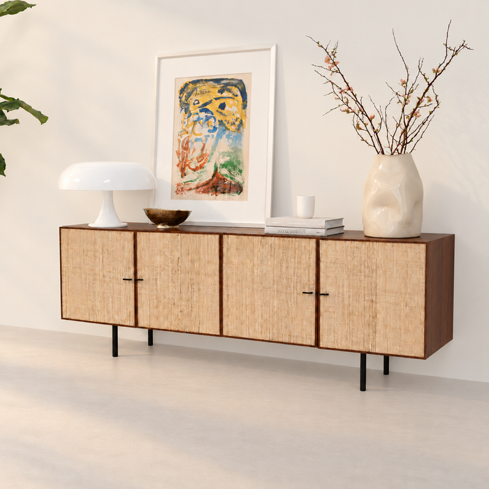 Dressoir Mark walnoot met raffia – warme belichting en zachte raamschaduw