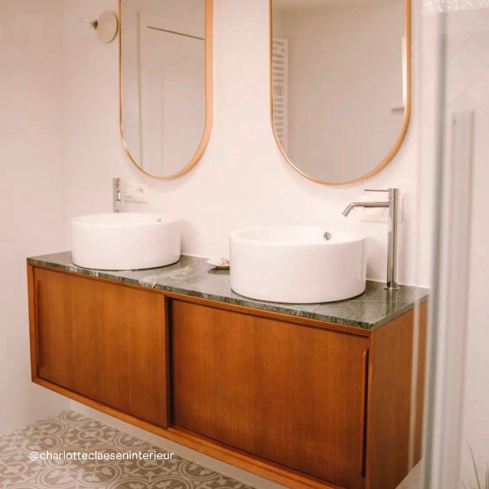 De Nestor badkamerkast in teak hout van Furnified in een badkamer.ALT