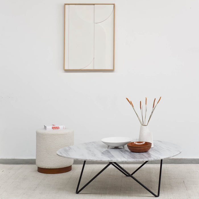 Gebroken Wit/Zwart Tapijt Agata gecombineerd met meerdere meubels in een woonkamer.ALT