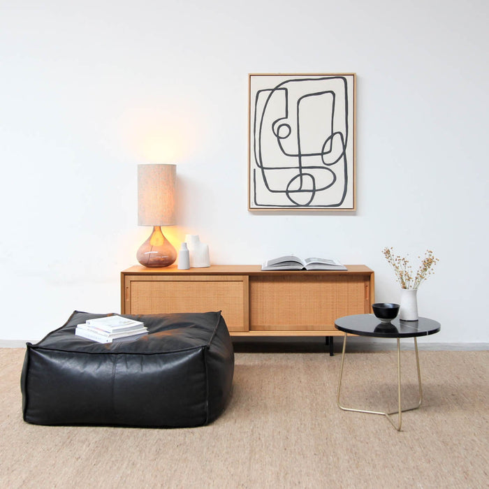 Tapijt naturel Furnified Lino in een woonkamer samen met andere meubels.ALT