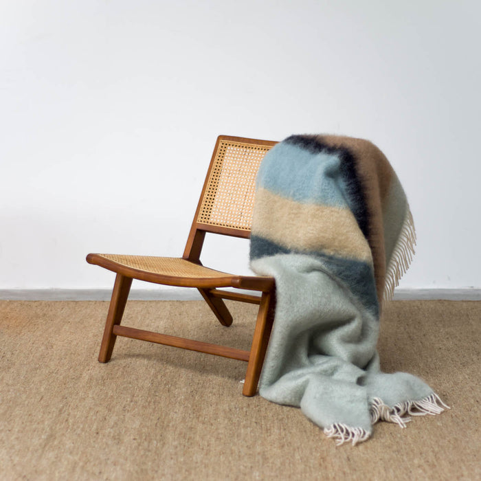 Naturel tapijt Lino gecombineerd met een stoel van Furnified in een woonkamer.ALT