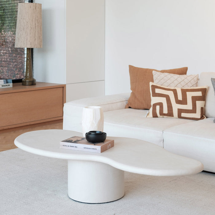 Organische salontafel in beton ciré mortex look